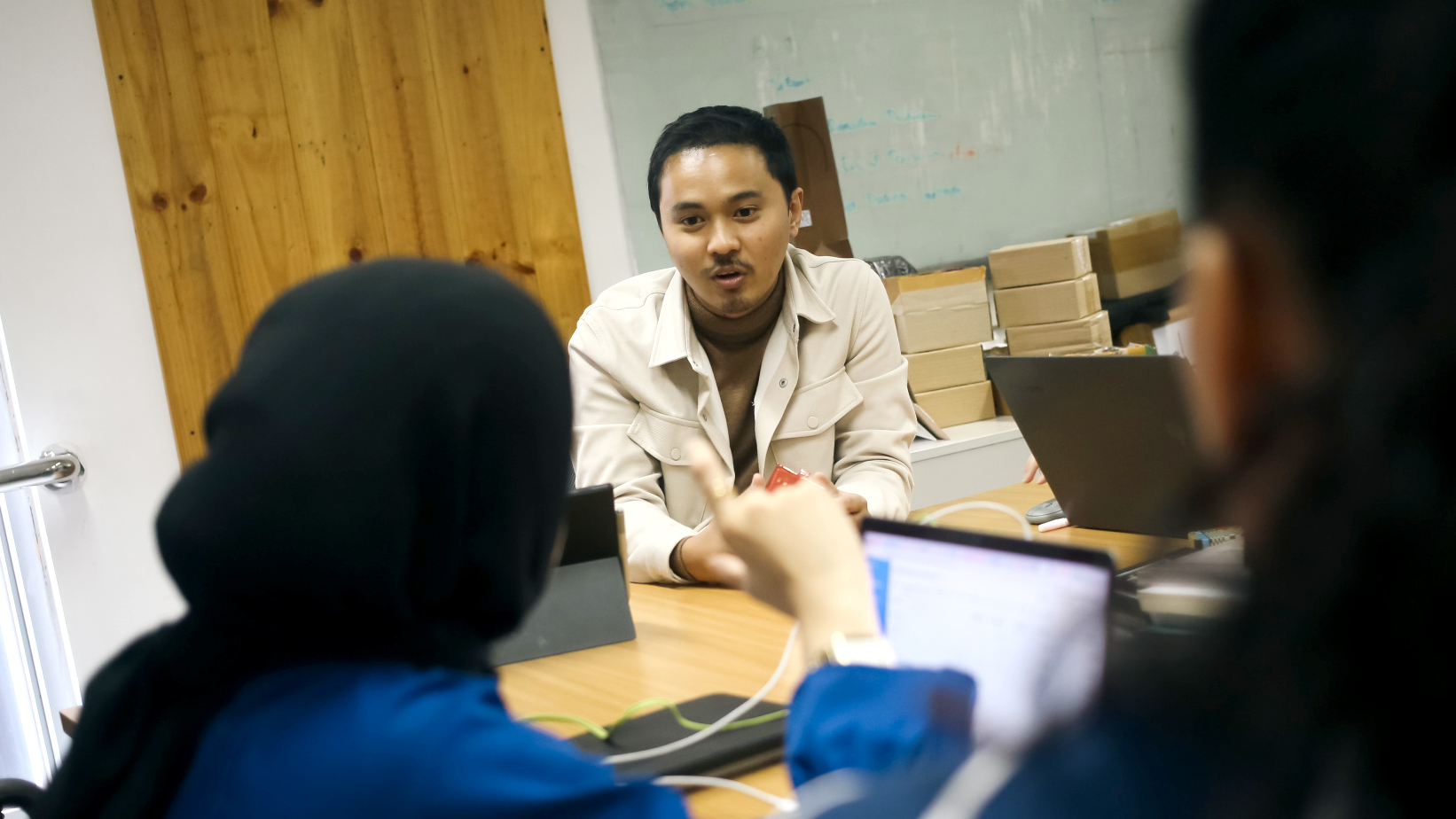 CEO & Founder HMNS, Rizky Arief Dwi Prakoso berbincang dengan rekan kerja di Jakarta, Kamis, 15 September 2022. TEMPO / Hilman Fathurrahman W