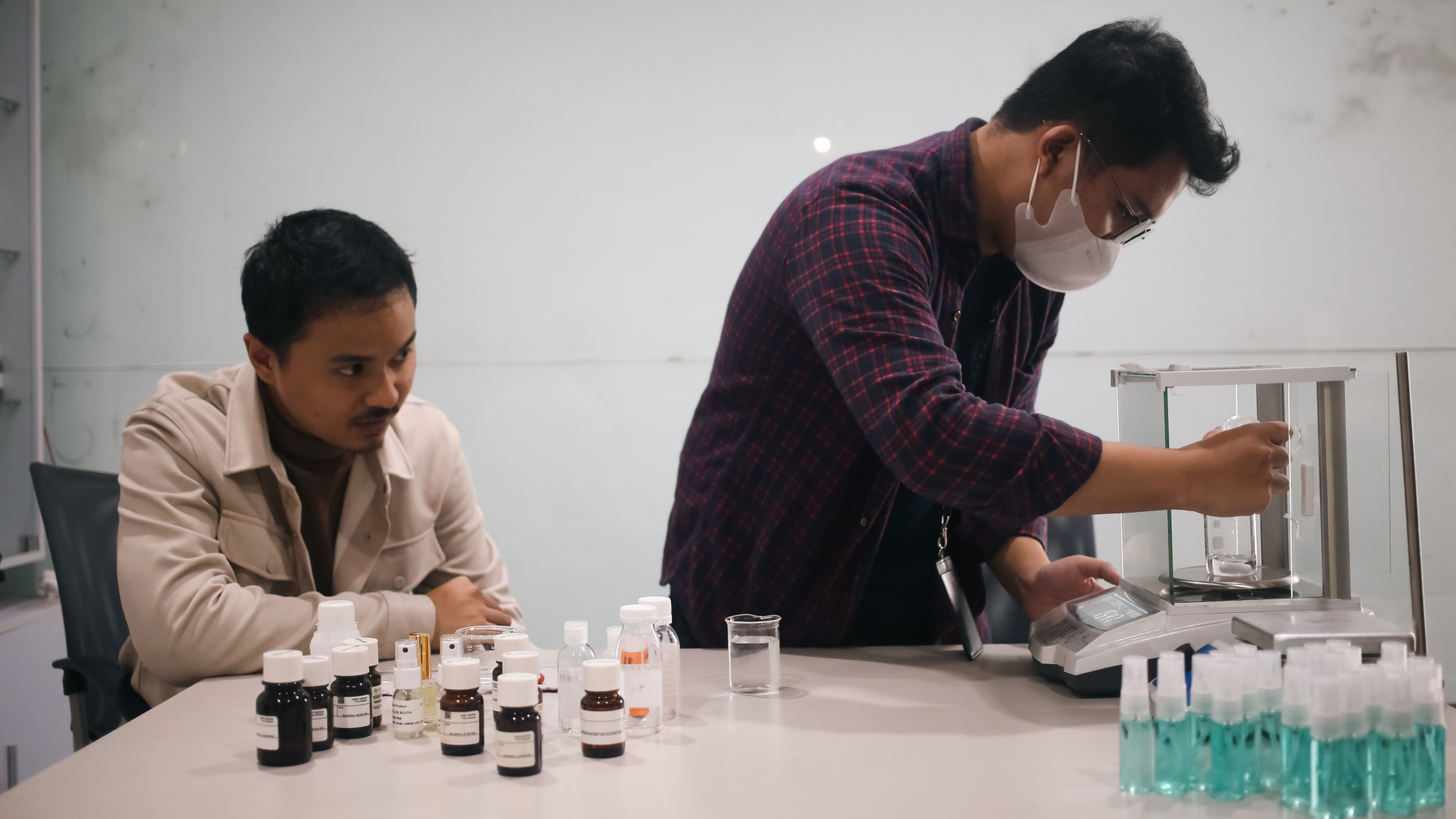 CEO & Founder HMNS, Rizky Arief Dwi Prakoso (kiri) melihat proses pembuatan bodymist di Jakarta, Kamis, 15 September 2022. TEMPO / Hilman Fathurrahman W