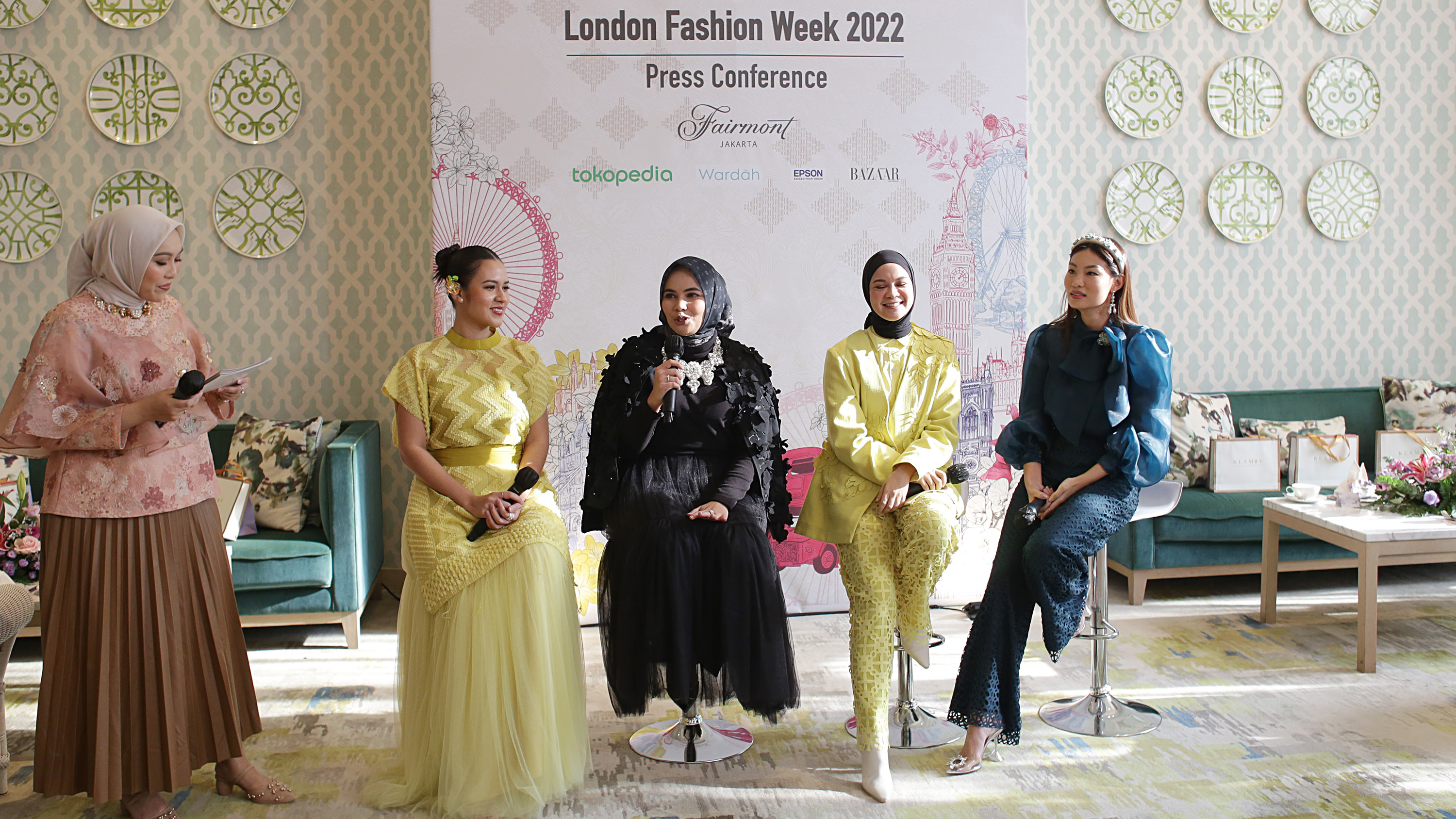 Founder dan Creative Director Wearing Klamby Nadine Gaus (kedua kiri) Penyanyi Raisa (kiri), Model Patricia Gouw (kanan), dan Influencer Tantri Namirah (kiri) saat konferensi pers Wearing Klamby Tampil di London Fashion Week (LFW) 2022 di Fairmont Hotel, Jakarta, Senin, 12 September 2022. TEMPO/M Taufan Rengganis