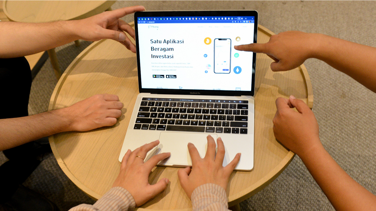 Karyawan mengakses platform investasi Pluang di Plaza Indonesia, Jakarta. TEMPO/ Febri Angga Palgunas